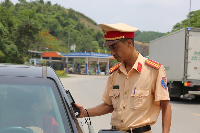Trung tá Bùi Minh Khánh - Phó Trạm trưởng Trạm CSGT Tân Lạc