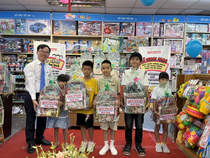Dịp này, Công ty FAHASA – Nhà sách FAHASA Huế trao tặng 15 phần quà cho các em thiếu nhi đạt thành tích tốt trong học tập ở phường Đông Ba (TP. Huế, Thừa Thiên Huế) với tổng trị giá quà tặng 4,5 triệu đồng.