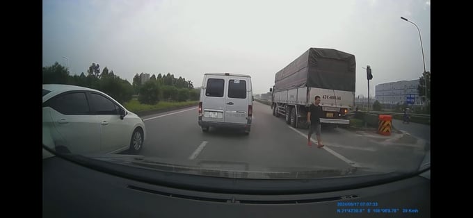 Xe tải đang lùi trên cao tốc Hà Nội - Bắc Giang. Ảnh: Công an tỉnh Bắc Giang.