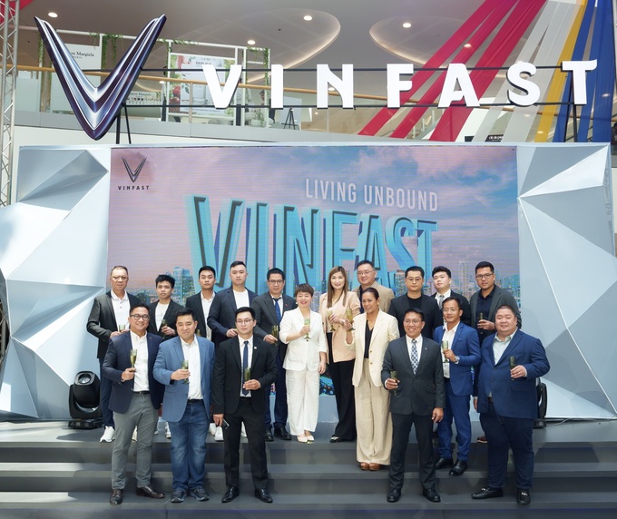 CEO VinFast Philippines (áo trắng, ở giữa) cùng các khách mời tại sự kiện