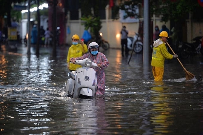 Tình trạng ngập úng cục bộ kéo dài mỗi khi mưa lớn đang là vấn đề nhức nhối tại Hà Nội, gây ảnh hưởng nghiêm trọng đến giao thông, sinh hoạt của người dân