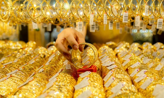 So với chốt phiên tuần trước, giá vàng sáng nay giảm thêm 2 triệu đồng/lượng, còn 79 - 81 triệu đồng/lượng (mua - bán)