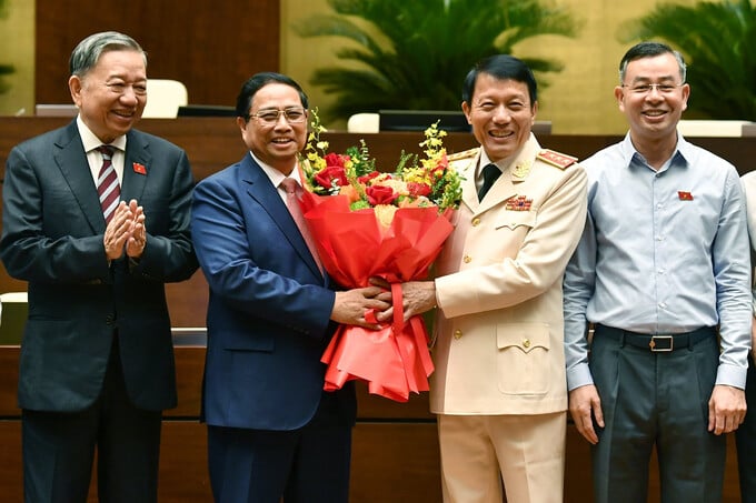 Chủ tịch nước Tô Lâm, Thủ tướng Phạm Minh Chính chúc mừng tân Bộ trưởng Công an Lương Tam Quang.