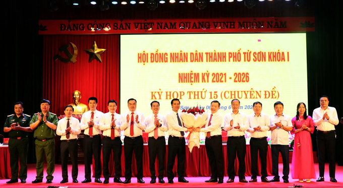 Các đồng chí lãnh đạo thành phố tặng hoa chúc mừng đồng chí Đỗ Tuấn Sơn.