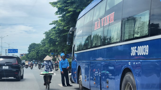 Lực lượng TTGT Hà Nội tăng cường kiểm tra, xử lý xe khách vi phạm tại khu vực bến xe Nước Ngầm.