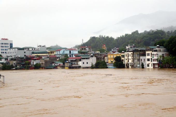 Mực nước sông Lô vẫn tiếp tục dâng cao gây ngập lụt cho các hộ sống gần ven sông.