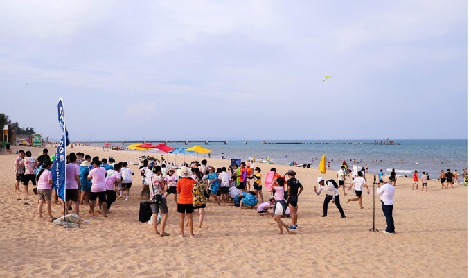 Du khách vui chơi, team building tại bãi biển Bikini Beach, NovaWorld Phan Thiet