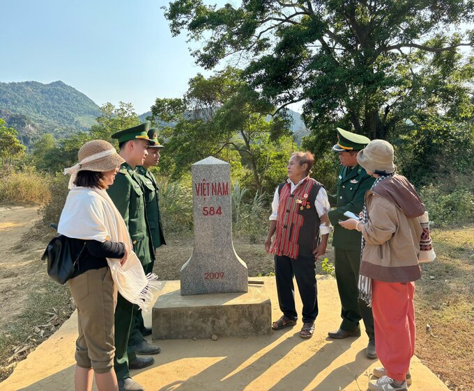 Thăm Cột mốc biên cương.