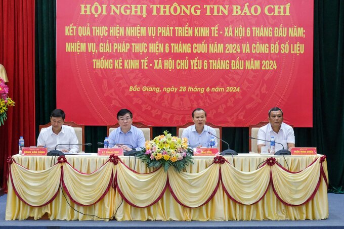 Toàn cảnh buổi họp.