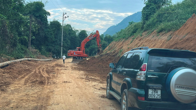 Dự án xây dựng tuyến đường liên kết giữa thị trấn Đà Bắc đi huyện Thanh Sơn được khởi công từ tháng 10/2022 nhằm kết nối giữa 2 huyện Đà Bắc và Thanh Sơn