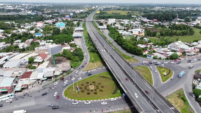 Tổng chiều dài cao tốc trên toàn quốc đã chính thức vượt mốc 2.000km, trong đó có 653km thuộc tuyến cao tốc Bắc - Nam giai đoạn 1 đã được thông xe