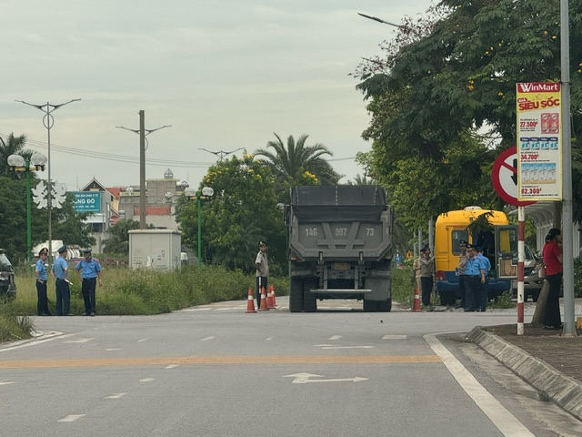 Từ phản ánh của phóng viên, lực lượng Thanh tra Giao thông tỉnh Quảng Ninh vào cuộc kiểm tra, cân tải trọng xe nghi quá tải. Ảnh: Lê Dũng