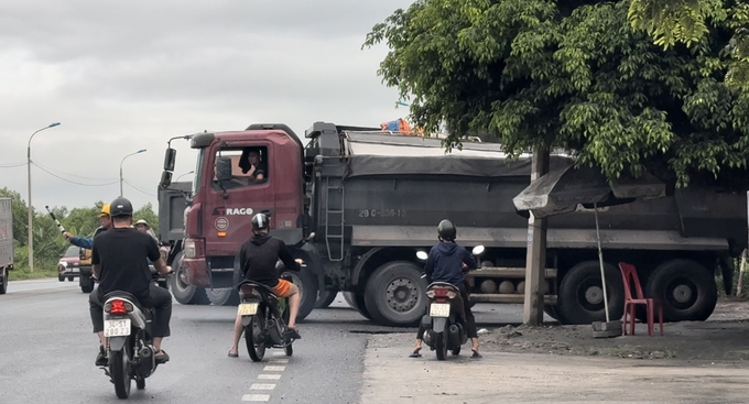 Tại ngã 3, giao với đường QL18, đoạn xã Hồng Thái Tây, thị xã Đông Triều, Quảng Ninh, xe chở đất, đá thải mỏ 397 chạy rầm rập. Ảnh: Lê Dũng