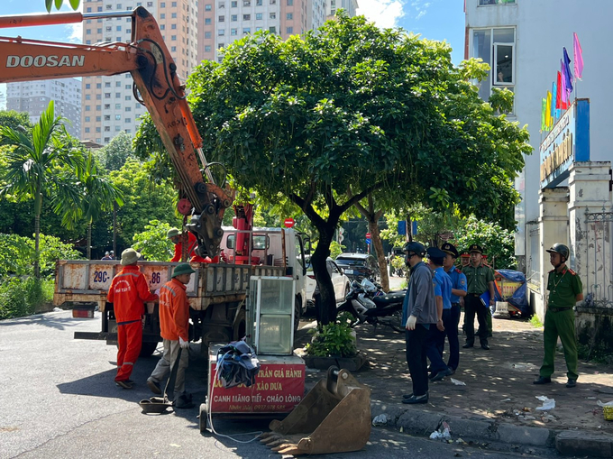 Việc giải tỏa vi phạm hành lang được Thanh tra GTVT quận Hà Đông tiến hành thường xuyên