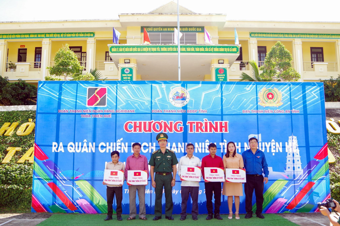 Đại tá Đặng Ngọc Hiệu, Phó Chính ủy Bộ đội Biên phòng tỉnh Thừa Thiên Huế trao tặng cờ Tổ quốc.