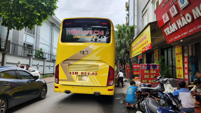 'Bến cóc” của nhà xe Tân Kim Chi ở địa chỉ số 7 Thiên Hiền (phường Mỹ Đình 1, quận Nam Từ Liêm) là điểm nóng về ùn tắc giao thông.