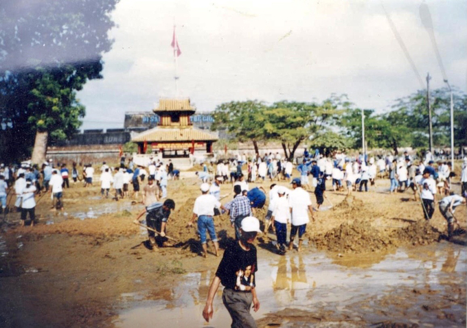 Sinh viên tình nguyện HueIC tham gia dọn vệ sinh sau cơn lũ lịch sử 1999 tại Nghinh Lương Đình (ảnh tư liệu). Đây là hoạt động nền tảng để hình thành đội TNTN HueIC.