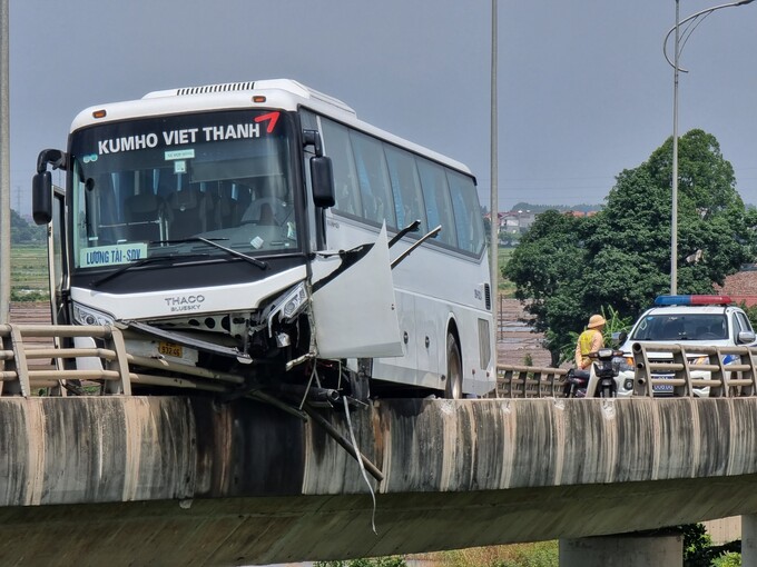 Xe khách chở công nhân mất lái lao vào thành cầu.