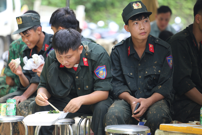 Một vài chiến sĩ tranh thủ 'ăn trưa' vào tầm 16h bằng những suất cơm được đơn vị và người dân địa phương tiếp tế