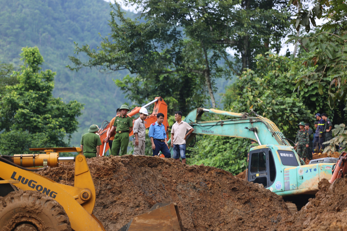 Thông tin từ UBND tỉnh Hà Giang cho biết, tính tới 16h cùng ngày, vụ sạt lở trên đã khiến 11 người thiệt mạng, đã tìm thấy 11 thi thể và vẫn đang tìm kiếm 1 nạn nhân nghi bị vùi lấp, 4 người khác bị thương được đưa đi cấp cứu. Trong các nạn nhân tử vong đã tìm thấy có 9 người được đưa về gia đình an tang, 2 người đang chờ người nhà tới nhận diện.