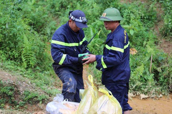 “Trong khoảng 10 phút cố gắng, chúng tôi đưa được nạn nhân bị thương lên bàn giao cho lực lượng y tế. Lúc này, mặt mũi, người họ lấm lem toàn bùn đất.”, thượng tá Học nói