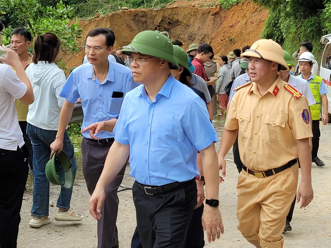 Chiều 13/7, Đoàn công tác của Ủy ban ATGT Quốc gia do Phó chủ tịch chuyên trách Ủy ban An toàn giao thông Quốc gia Lê Kim Thành làm trưởng đoàn đã trực tiếp đến hiện trường vụ sạt lở đất vùi lấp phương tiện và người tại Hà Giang