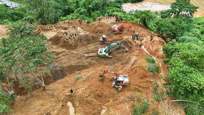 Lúc đầu nhận tin báo, thượng tá Học chỉ nghĩ xe khách bị rơi xuống vực. Song khi đến hiện trường anh nhìn thấy cảnh tượng hàng nghìn khối đất đá sạt xuống vùi lấp nhiều người rất tang thương. “Có 4 trường hợp bị bùn đất chôn lấp đến cổ, đang ngoắc ngoải nên chúng tôi nhanh chóng phân chia nhau đào bới để cứu họ. Thời điểm này trời vẫn đang tối, chúng tôi chỉ dùng dụng cụ thô sơ và suy nghĩ làm sao để đưa các nạn nhân thoát ra khỏi đúng bùn lầy nhanh nhất có thể”, thượng tá Học kể.