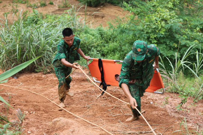 Những chiếc cáng hay đồ ăn, nước uống cũng được vận chuyển qua con đường mới này