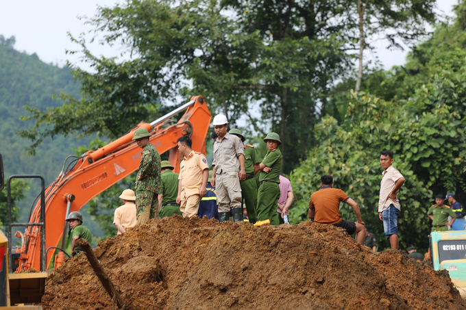 Máy múc, máy xúc lật, các trang thiết bị được đưa tới hiện trường nhằm tìm kiếm những người mất tích