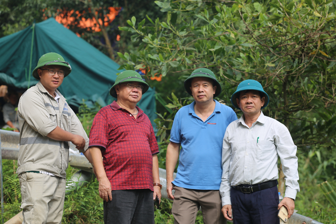 Đoàn công tác của Cục Đường bộ Việt Nam (Bộ GTVT), lãnh đạo Sở GTVT Hà Giang trực tiếp chỉ đạo, yêu cầu đơn vị thi công triển khai các biện pháp đảm bảo an toàn, thông tuyến theo thời gian yêu cầu của lãnh đạo tỉnh