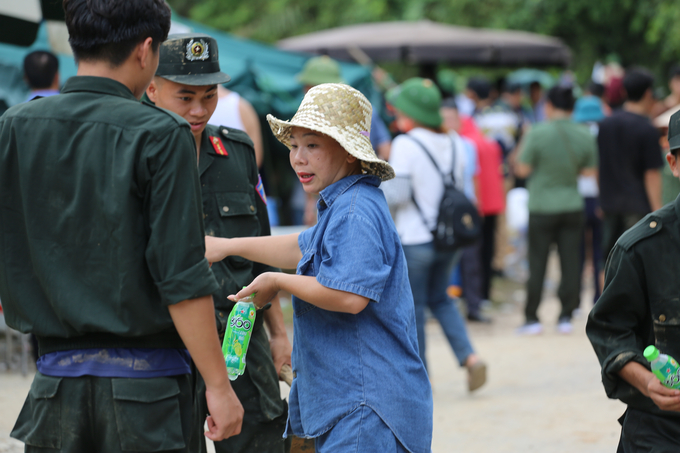 Xuyên suốt hành trình cứu nạn cứu hộ, các lực lượng luôn được người dân địa phương đồng hành, tiếp sức. Những chai nước, chiếc bánh mì tuy nhỏ nhưng là tình cảm lớn của người dân trao cho các lực lượng tìm kiếm