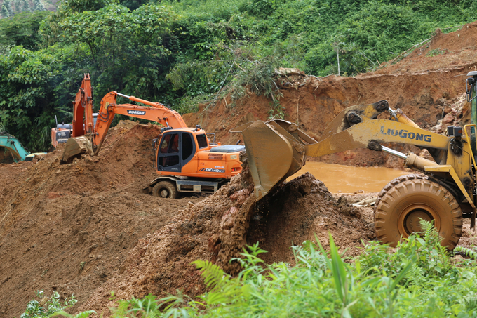 Máy móc, thiết bị san gạt tiếp tục được điều đến, khẩn trương thông tuyến, nỗ lực khắc phục sạt trượt