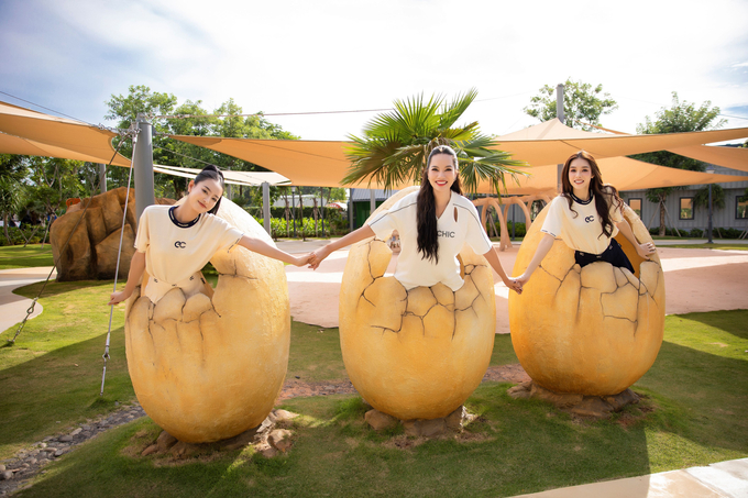 Màn “biến hóa” trong những quả trứng khủng long tại công viên Dino Park của các nàng hậu khiến khán giả không khỏi thích thú vì sự tinh nghịch đáng yêu của các cô nàng.