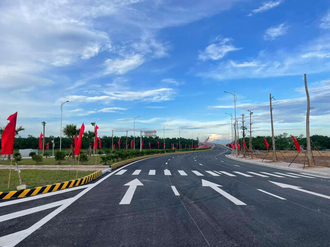 Đường dẫn phía Quảng Ninh có chiều dài 2,2km, thiết kế 6 làn xe, trang bị hệ thống dải phân cách, vỉa hè, cảnh quan cây xanh, điệu chiếu sáng và hạ tầng đảm bảo ATGT. Ảnh: Lê Dũng.