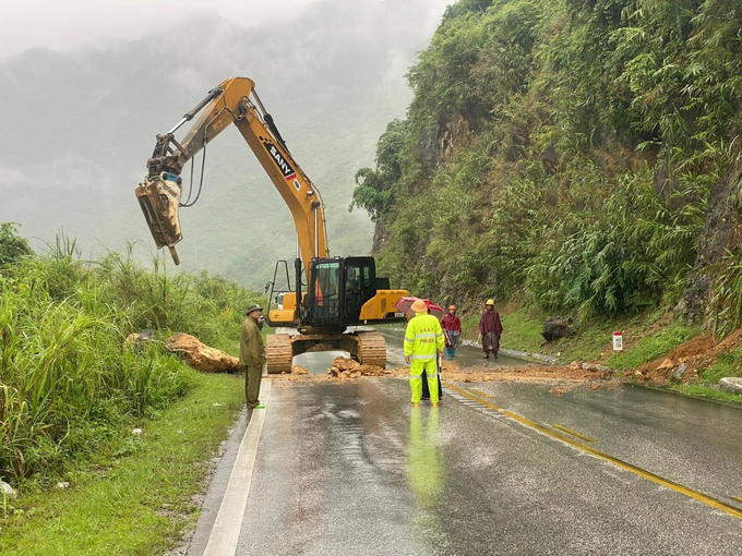 Các đơn vị QLĐB phối hợp với lực lượng chức năng địa phương khắc phục sự cố trên các tuyến QL