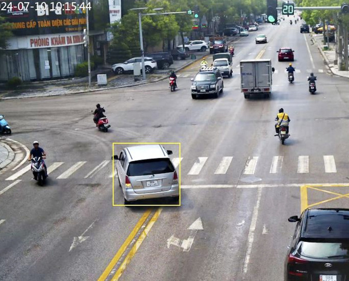 Xe ô tô lấn làn, đè vạch kẻ đường tại đường Nguyễn Thị Minh Khai, phường Ngô Quyền