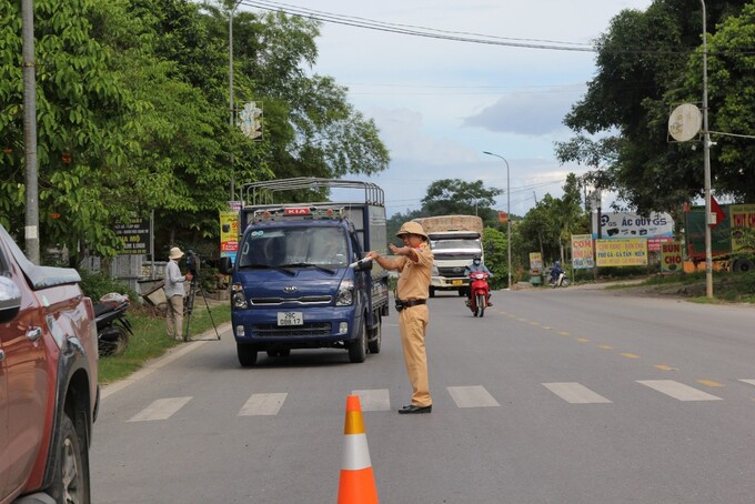 Trạm CSGT Tân Lạc - Phòng CSGT Hoà Bình kiểm tra các phương tiện trên QL6