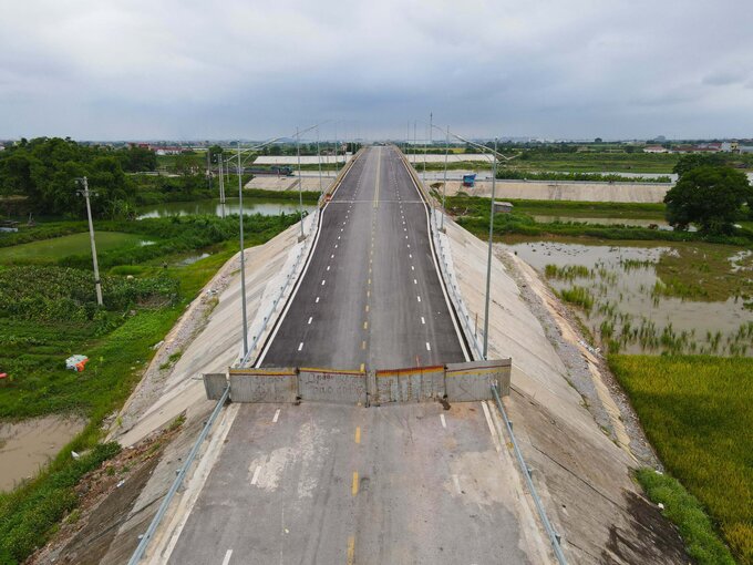 Theo ghi nhận của phóng viên Banduong.vn, đơn vị thi công đã dựng rào chắn, không cho người và phương tiện lưu thông qua cầu Hà Bắc 2.