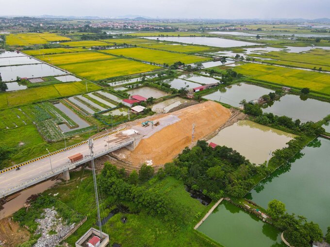 Do đường dẫn phía Bắc Ninh chưa hoàn thành, cầu phía Bắc Giang bị rào chắn nên người dân khu vực vẫn phải qua sông Cầu bằng đò ngang.