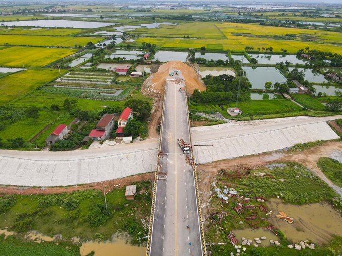 Hiện, phần đường dẫn phía Bắc Giang và phần cầu đã được hoàn thành; riêng phần đường dẫn phía Bắc Ninh vẫn đang được UBND tỉnh Bắc Ninh chỉ đạo đẩy nhanh tiến độ triển khai nên đầu cầu phía Bắc Giang bị rào chắn.