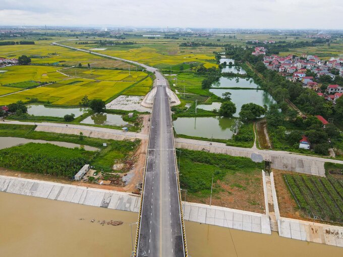 Dự án có tổng mức đầu tư hơn 358 tỷ đồng từ nguồn ngân sách T.Ư và tỉnh, được triển khai trong giai đoạn 2021-2024. Phần cầu có chiều dài 490m, rộng 16m, thiết kế bê tông dự ứng lực và bê tông cốt thép dự ứng lực. Phần đường dài hơn 1.500m theo tiêu chuẩn đường cấp III đồng bằng, nền rộng 12m, mặt đường 11m, kết cấu mặt đường bê tông nhựa trên móng cấp phối đá dăm.