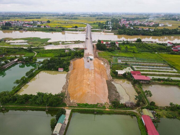 Người dân mong mỏi cây cầu này sớm đưa vào khai thác, góp phần kết nối giao thông, giúp đi lại thuận tiện, an toàn hơn.