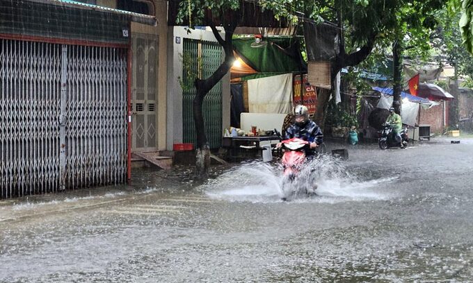 Đường Nguyễn Công Hãng ngập sâu.