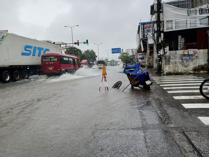 Một số khu vực đường giao thông được đặt biển cảnh báo nguy hiểm. Ảnh: Đinh Huyền.