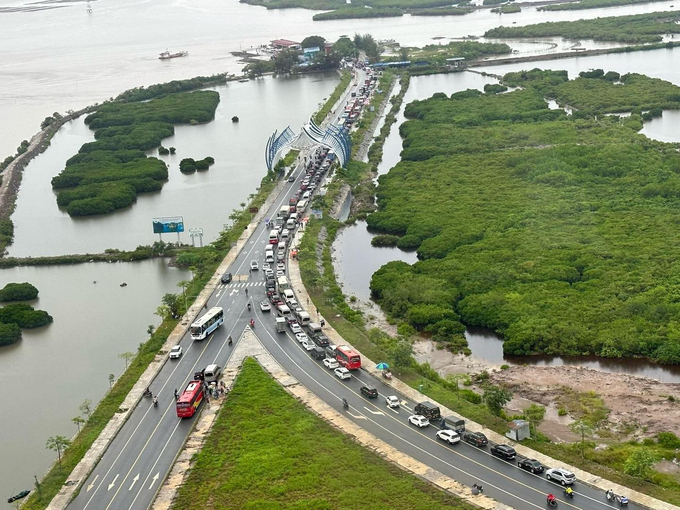 Du khách khẩn trương dời khỏi Cát Bà sau khi có thông tin cấm phà và Cáp treo từ 12 giờ ngày 22/7. Ảnh: CTV.