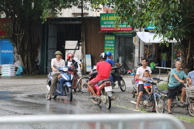 Nhiều người dân đắn đo có nên đi tiếp hay chọn tuyến đường khác. Ảnh: Đức Mạnh