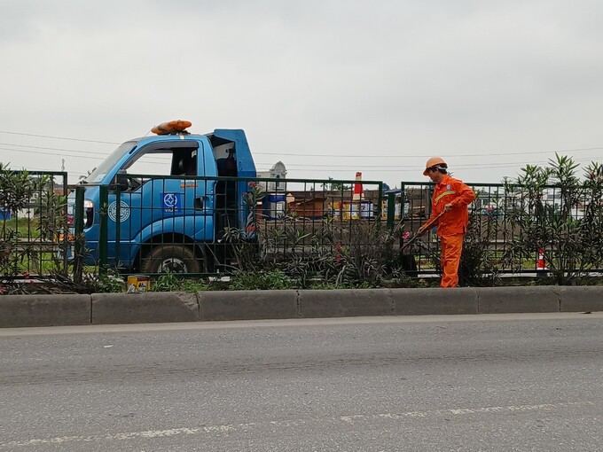 Rà soát, gia cố dải phân cách giữa trên quốc lộ 5. Ảnh: Đinh Huyền.