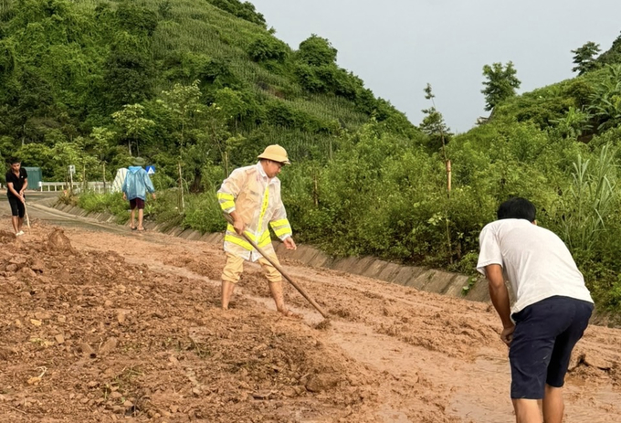 Ngoài ra, nhiều tuyến đường xuất hiện sạt lở, lực lượng thuộc đội Tuyên truyền, điều tra giải quyết tai nạn và xử lý vi phạm giao thông đã dùng cuốc, xẻng, phối hợp với người dân xử lý