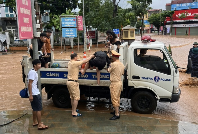 Xe chuyên dụng chạy nhiều đợt, qua nhiều điểm quanh thành phố để giúp đỡ người dân khi người dân cần tới