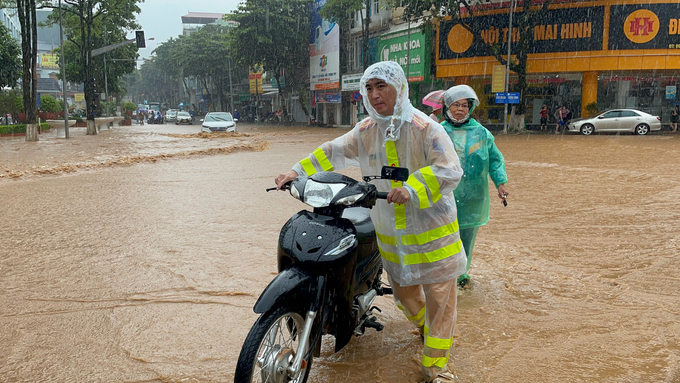 Dòng nước chảy xiết khiến việc di chuyển của người dân gặp nhiều khó khăn, nhất là đối với người có tuổi và phụ nữ